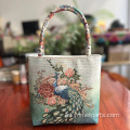 Bolso de mano teñido en hilo con tapiz tejido bohemio y estampado de pavo real